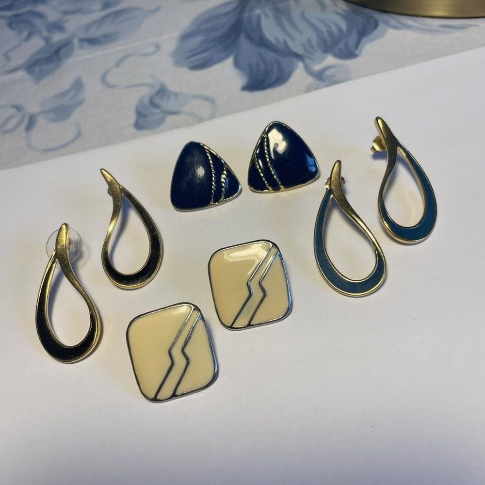 Lot Of 4 Women’s Costume Earrings Pierced Mix - Enamel Mix